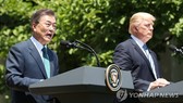 South Korean President Moon Jae-in (L) holds a joint press briefing with his U.S. counterpart Donald Trump at the White House on June 30, 2017. (Yonhap)