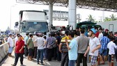 A new regime of exemptions and a 50 per cent fee reduction for commercial vehicles registered in a nearby ward will be applied at the controversial Cần Thơ-Phụng Hiệp toll booth from January 20. – Photo vietnamnet.vn 