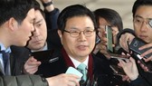Rep. Hong Moon-jong of the main opposition Liberty Korea Party answers reporters' questions on March 9, 2018, as he appeared for prosecution questioning over suspected use of illegal political funds. (Yonhap)