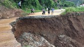Landslides isolate Muong Lat district, traffic