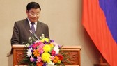 Thủ tướng Chính phủ Lào Thonglune Sisulith đọc báo cáo tại kỳ họp