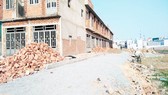 Một khu đất thuộc huyện Hóc Môn không bảo đảm yêu cầu hạ tầng kỹ thuật nhưng vẫn phân lô bán nền, xây dựng nhà ở. Ảnh tư liệu