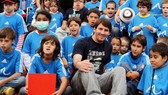 Messi trong một sự kiện của Messi Foundation