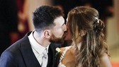 Messi trao nụ hôn trên thảm đỏ