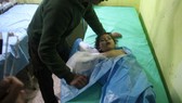 Một em nhỏ được điều trị vì ảnh hưởng của vũ khí hóa học trong vụ tấn công khả Khan Sheikhun, Syria, tháng 4-2017. Ảnh: UPI