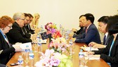Phó Thủ tướng, Bộ trưởng Ngoại giao Phạm Bình Minh tiếp xúc song phương với Bộ trưởng Ngoại giao New Zealand Murray McCully tại ARF
