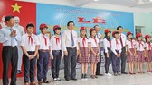 Phó Thủ tướng Trương Hòa Bình, nguyên Chủ tịch nước - Trương Tấn Sang trao học bổng và quà tặng cho học sinh nghèo, có hoàn cảnh khó khăn của trường. Ảnh: Báo Long An 