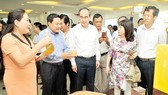 Bí thư Thành ủy TPHCM Nguyễn Thiện Nhân xem sản phẩm nông nghiệp công nghệ cao được giới thiệu bên lề hội thảo