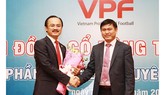 Tân Chủ tịch VPF Trần Anh Tú (phải) trao hoa tặng cựu Chủ tịch Võ Quốc Thắng. Ảnh: VPF