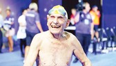 Lập kỷ lục bơi ở tuổi 99