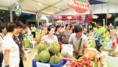 Người tiêu dùng tìm mua các sản phẩm an toàn tại một hội chợ trên địa bàn TPHCM 