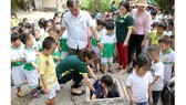 Ông Ngô Văn Chung, Tổ trưởng Tổ thư viện Nhà truyền thống, kiêm phụ trách Khu di tích lịch sử cấp quốc gia địa đạo Phú Thọ Hòa cùng các cô giáo đưa các bé xuống địa đạo