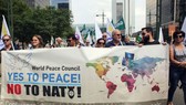 Biểu tình phản đối NATO tại Brussels. Ảnh: TTXVN