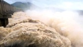Đập thủy điện Hòa Bình trên sông Đà khi xả lũ