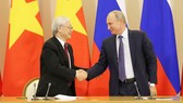 Tổng Bí thư Nguyễn Phú Trọng và Tổng thống Liên bang Nga Vladimir Putin sau lễ ký các văn kiện hợp tác giữa hai nước