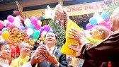 Chủ tịch nước Trần Đại Quang thực hiện nghi lễ phóng sinh chim bồ câu tại lễ kỷ niệm Đại lễ Phật đản Phật lịch 2560