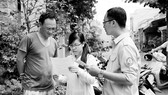 Nhân viên Công ty Cấp nước Tân Hòa tuyên truyền, vận động người dân sử dụng nước sạch