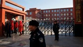 Cảnh sát phong tỏa Trường Tiểu học Liên kết Số 1 Bắc Kinh ở quận Xicheng, nơi xảy ra vụ tấn công ngày 8-1-2019. Ảnh: REUTERS