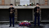 Vòng hoa đặt tại bia tưởng niệm gần nhà hàng La Belle Equipe ở Paris, Pháp, trong lễ tưởng niệm 3 năm vụ tấn công khủng bố ở Paris, ngày 13-11-2018. Ảnh: REUTERS