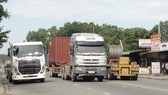 Xe container giành hết mặt đường chính trong KCN Sóng Thần, TX Dĩ An. Ảnh: VĂN PHONG