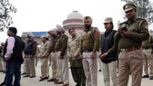 Pakistan trao trả phi công bị bắt cho Ấn Độ