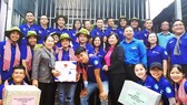 Phó Bí thư Thành ủy TPHCM Võ Thị Dung tặng quà và động viên các chiến sĩ tình nguyện Mùa hè xanh tại tỉnh Đồng Tháp