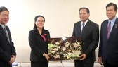 Chủ tịch HĐND TPHCM Nguyễn Thị Lệ tặng bức tranh tới Bí thư Tỉnh ủy, Tỉnh trưởng tỉnh Champasak