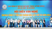 Chủ tịch và TGĐ tặng hoa cho các lãnh đạo nữ Công ty Yến sào Khánh Hòa