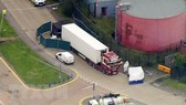 Cảnh sát phong tỏa chiếc xe container chở hàng chứa 39 thi thể ở hạt Essex, miền Đông Anh ngày 23-10-2019. Ảnh: AP/TTXVN