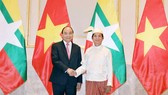 Thủ tướng Nguyễn Xuân Phúc hội kiến Tổng thống Myanmar U Win Myint. Ảnh: TTXVN
