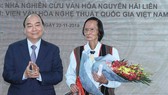 Thủ tướng Nguyễn Xuân Phúc tặng hoa Nhà nghiên cứu văn hóa Nguyễn Hải Liên