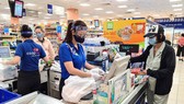 Nón chống dịch được nhân viên siêu thị sử dụng để tự bảo vệ mình khi tiếp xúc với khách hàng