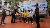 Đại diện Vinamilk tặng sữa cho trẻ em Trung tâm Nuôi dưỡng trẻ mồ côi Hà Cầu (Hà Nội)
