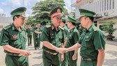 Trung tướng Ngô Minh Tiến thăm hỏi cán bộ, chiến sĩ Bộ đội biên phòng TPHCM