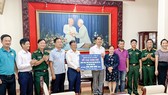 Đoàn công tác TPHCM trao bảng tượng trưng tặng số tiền 500 triệu đồng hỗ trợ tỉnh Kon Tum