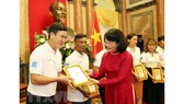 Phó Chủ tịch nước Đặng Thị Ngọc Thịnh tặng ảnh chân dung Chủ tịch Hồ Chí Minh cho các gia đình tiêu biểu năm 2020. Ảnh: Dương Giang/TTXVN