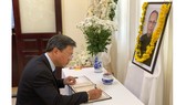 Giám đốc Sở Ngoại vụ TPHCM Lê Quang Long viếng và ghi sổ tang tại Tổng Lãnh sự quán Ấn Độ. Nguồn: Thanhuytphcm