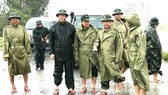 Thiếu tướng Nguyễn Văn Man, Phó Tư lệnh Quân khu 4 (hàng đầu, thứ hai từ phải qua) dẫn đầu đoàn công tác cứu hộ công nhân nhà máy thủy điện Rào Trăng 3, thị sát tình hình mưa lũ và chỉ đạo công tác cứu hộ, giúp đỡ người dân tại huyện Phong Điền, Thừa Thiê