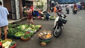 Chợ tự phát xung quanh chợ Nguyễn Tri Phương, phường 6, quận 10, TPHCM. Ảnh: QÚY NGỌC