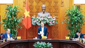 Thủ tướng Nguyễn Xuân Phúc chủ trì cuộc họp của Thường trực Chính phủ về việc di dời các cảng trên sông Sài Gòn và Nhà máy đóng tàu Ba Son. Ảnh: TTXVN