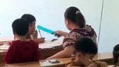 Quảng Ngãi điều ra làm rõ clip người phụ nữ dùng thước kẻ đánh liên tiếp vào học sinh