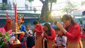 Học sinh Trường Tiểu học Nguyễn Trường Tộ (quận 4) dâng hương tưởng nhớ các vua Hùng
