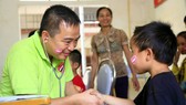 Bác sĩ Nguyễn Lân Hiếu trong một hoạt động khám chữa bệnh thiện nguyện cho trẻ em