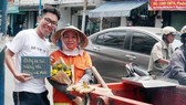 Nhóm Sài Gòn tử tế tặng hoa công nhân vệ sinh của thành phố