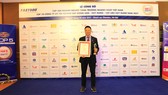 Ông Đặng Minh Phương - Giám đốc Điều hành Saint-Gobain Việt Nam tại miền Bắc nhận giải thưởng