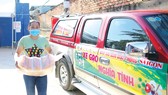 Xe gạo nghĩa tình hỗ trợ người dân hẻm 54/8 Hồ Học Lãm (phường 16, quận 8, TPHCM) đang bị phong tỏa. Ảnh: DŨNG PHƯƠNG