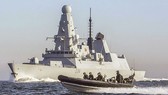 Tàu khu trục HMS Defender, Anh tuần tra khu vực Biển Đông. Ảnh: Reuters