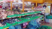Người dân chọn mua rau củ quả tại siêu thị trên đường Phan Huy Ích, phường 12, quận Gò Vấp