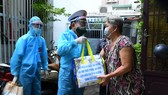 Tiểu đoàn DK1, Vùng 2 Hải quân tặng 300 “Túi quà an sinh” hỗ trợ người dân TPHCM