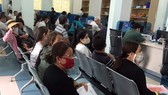 Người dân Tây Ninh nộp hồ sơ giải quyết thủ tục hành chính tại Trung tâm hành chính công